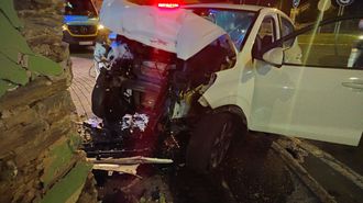 La parte delantera del coche qued destrozada por el impacto, que dej a la vista la piedra del inmueble