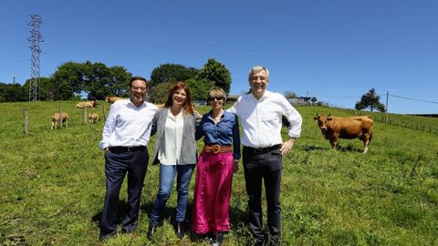 Garicano y Juan V�zquez visitan una ganader�a en Siero