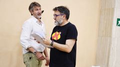 Alberto Varela, a la izquierda de la imagen, y Juan Fajardo conversan antes de que comenzara el pleno