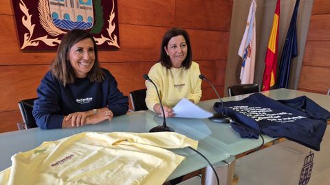 La concejal de Fiestas de Betanzos, Mar�a de los �ngeles Veiga, y la alcaldesa, Mar�a Barral, con la nueva sudadera promocional de Betanzos.