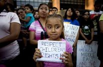 Una ni�a participa en la vigilia de San Diego a favor de los menores inmigrantes solos. 