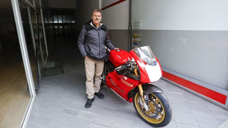 Carlos Carreira, piloto de superbikes legends que perdi la visin del ojo izquierdo tras una pelea con un antiguo proveedor