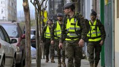 Soldados de la Brilat, en la calle Roberto Baamonde