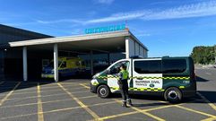 Un veh�culo de la Guardia Civil escolt� a las ambulancias en las que iban el neonato y su madre entre el hospital de Monforte y el de Lugo (en la foto)