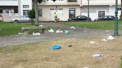 La basura se multiplica las noches grandes de las fiestas barbanzanas. Es el caso del parque de Bandourro, en Ribeira, durante la Dorna, donde se realizaron mltiples botellones