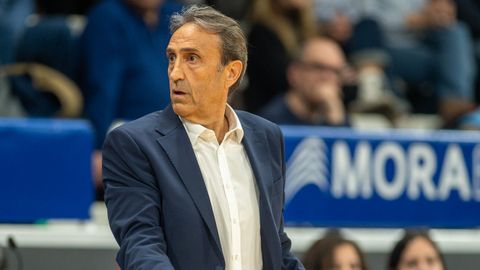 Luis Casimiro, el t�cnico del Breog�n, en un momento del partido en Andorra.