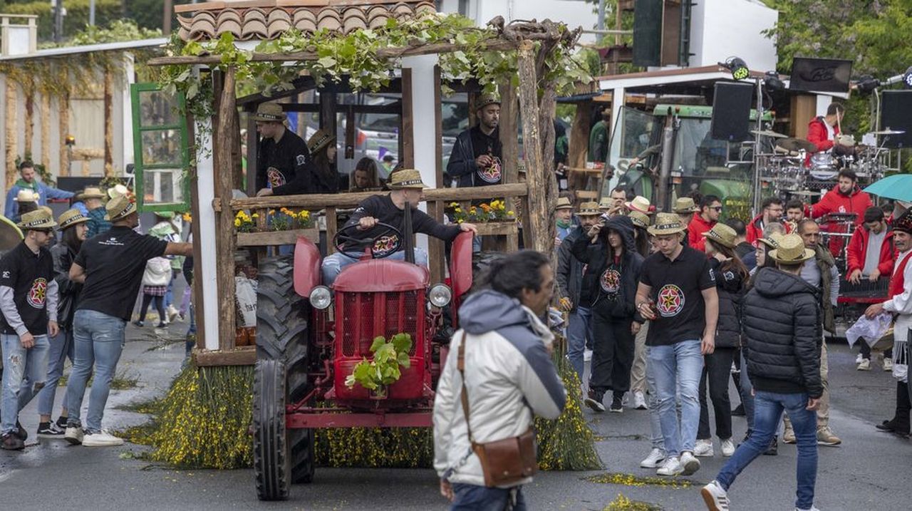 Oural, en Boqueixón, ultima la fiesta de las Carrozas do San Cidre