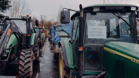 Tractores de la protesta de ganaderos y agricultores de A Limia estacionados en la Alameda do Toural de Xinzo.