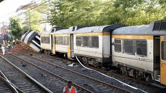 Imagen de los vagones del tren Celta desde la parte trasera después del descarrilamiento.