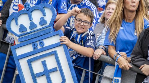 As fue el emocionante recibimiento al autobs del Real Oviedo antes del choque ante el Almera