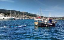 <span lang= es-es >La espera</span>. Los listones de madera de �A Boureante� tienen que encharcarse para aumentar de volumen y que unos y otros topen hasta conformar un casco estanco que vuelva a posibilitar su navegaci�n. Es por ello que, en unos d�as, tendr� que reflotarse y achicarse el agua acumulada . 