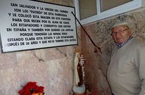 Sergio Rodr�guez se�ala la l�pida que coloc� en su pante�n dedicada a �estafadores y corruptos�.