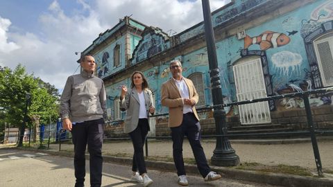 La presidenta del PP delante del dep�sito de aguas del Castro