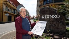 Foi noticia en La Voz. Manuel Iglesias mostra a p&aacute;xina que o xornal publicou o 9 de setembro de 1972 e na que el mesmo contaba que puxo Rianxo na franxa do seu taxi. &laquo;A min so&aacute;bame mellor, e parec&iacute;ame que era as&iacute;; pero nunca pensei que fora un delito&raquo;, dic&iacute;a. Manuel le a nova a car&oacute;n da pedra co top&oacute;nimo da vila que recibe os condutores dende Tarago&ntilde;a. 