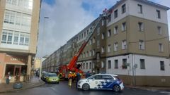 Los bomberos acudieron con la autoescalera para retirar los elementos que corr�an riesgo de desprenderse de la cornisa