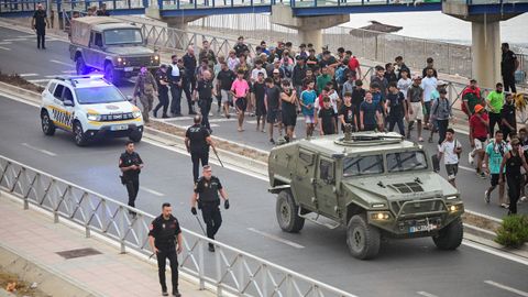Fuerzas de seguridad dirigen a los migrantes hacia la frontera