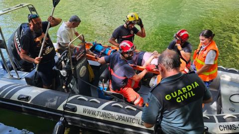 Llegada de la lancha a Maiorga, donde esperaba la ambulancia