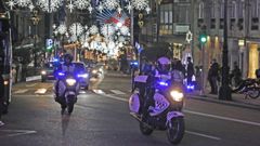 Dos de las 21 motos en servicio de la Polic�a Local recorriendo ayer el centro de la ciudad