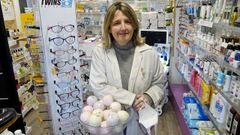 Sara Gonz�lez regenta una de las dos farmacias del municipio de Covelo, en Pontevedra.