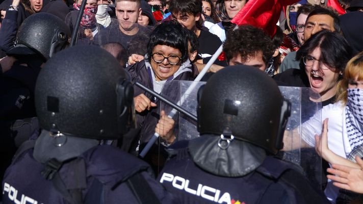 Disturbios protagonizados por izquierdistas radicais na praza de Mar�a Pita da Coru�a.