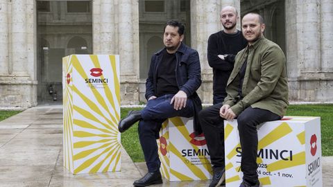 Los directores Ezequiel Salinas (derecha) y Ramiro Sonzini (izquierda) junto al actor Octavio Bertone (centro) representan al cine argentino en la Seminci con La noche est marchndose ya