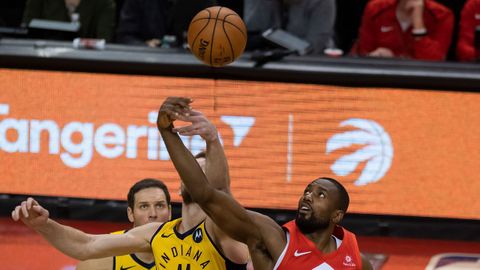 Serge Ibaka (d) de Raptors disputa el baln con Domantas Sabonis (i) de Pacers, en un partido de la NBA en Toronto 