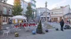 CRUCEIRO DE CANIDO AHORA. Semipeatonal y con terrazas. El que hoy es el nuevo s�mbolo de Canido, un espacio con una zona reservada para peatones y dinamizada por las terrazas de los locales, no hace tanto se limitaba a ser una rotonda, un espacio de paso donde hac�an parada hasta los autobuses.
