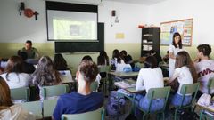 Alumnos atendiendo las explicaciones de los profesores durante una clase.