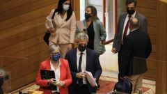Varios conselleiros accediendo este mi�rcoles al pleno del Parlamento, entre ellos Rosa Quintana y Fabiola Garc�a, dos de las que dejar�n sus actas