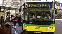 Buses son carteles de servicios mnimos en una jornada de huelga en Vigo.