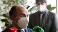 El rector de la Universidad de Oviedo, Ignacio Villaverde, atiende a los medios de comunicaci�n tras mantener un encuentro con el consejero de Ciencia, Innovaci�n y Universidad, Borja S�nchez.