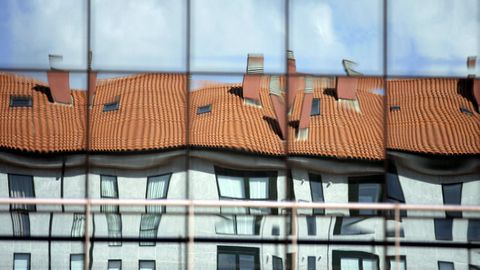 Imagen de archivo del reflejo de viviendas en los cristales