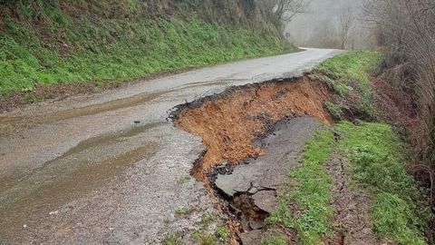 Desprendimiento en la carretera de la Diputaci&oacute;n de Cervantes que une San Marti&ntilde;o da Ribeira con Vilaquinte, por Quindous