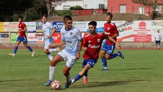Gonzalo Landeira protegiendo el bal�n de un rival.