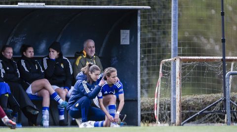 Marco Fern�ndez, en el banquillo, durante un partido del Real Oviedo femenino