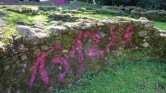 Imagen de las pintadas que los v�ndalos realizaron en el Castro Alobre de Vilagarc�a