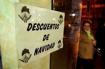 Los escaparates anuncian ya descuentos para incentivar las ventas y animar el consumo.