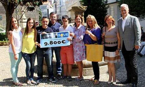 Julia Ares dirige un taller de esmalte para novatos.