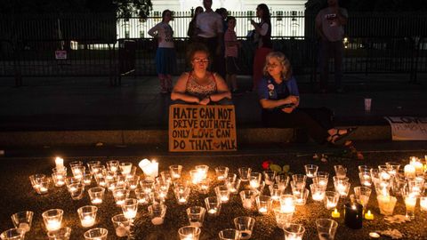 Gente reunida frente a la Casa Blanca en Washington para protestar por lo sucedido en Charlottesville