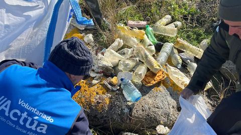 Recogida de botellas y otros residuos en el islote de O Pedregoso.