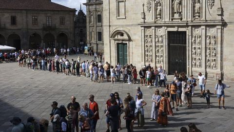 Imagen de archivo de colas de turistas esperando para visitar la Catedral de Santiago el verano pasado.