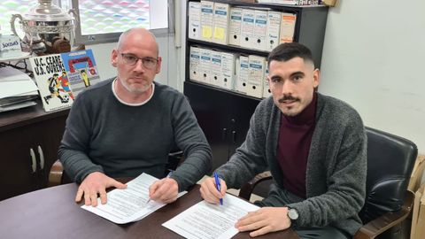 lex Fernndez, firmando su nuevo contrato por la UD Ourense.