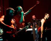 El grupo ferrolano de tributo a Queen act�a esta noche en el Mes�n A R�a de Catoira