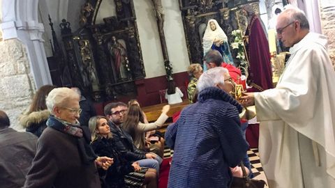 Imagen de archivo de la veneracin de la reliquia de San Nicols en Neda.