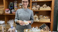 Zaida Caneda elabora polvorones artesanos de almendra y chocolate