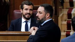 El presidente del Partido Popular, Pablo Casado, y el lder de Vox, Santiago Abascal, conversan durante la sesin