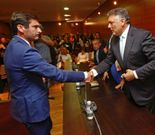 El nuevo alcalde de Sanxenxo, Gonzalo Pita, que liderar� un cuatripartito, saluda a Telmo Mart�n. 