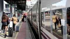 Los viajeros se quejan del precio de los billetes y de la dificultad para acomodar el equipaje en el interior de los trenes