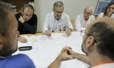 Autoridades y t�cnicos del Sergas ultimaron detalles con la adjudicataria de la ampliaci�n. 