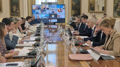 Representantes del ministerio de Educaci�n viendo a los consejeros auton�micos en la pantalla durante la conferencia sectorial de este viernes